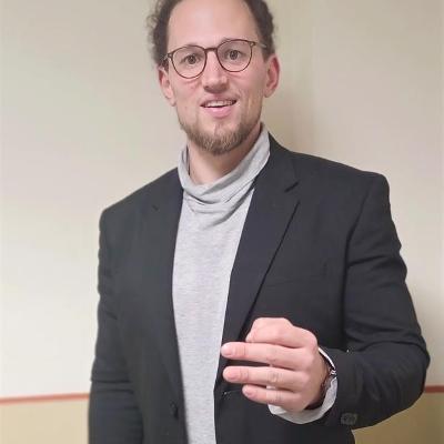  Elmar Kühn